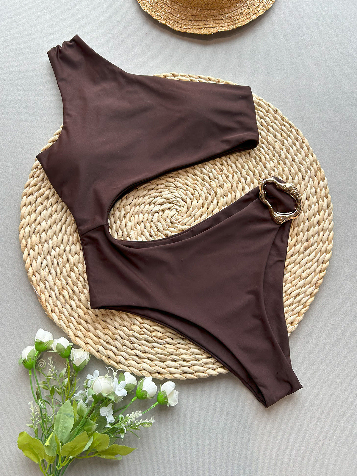 Costume Asimmetrico con Dettaglio Dorato